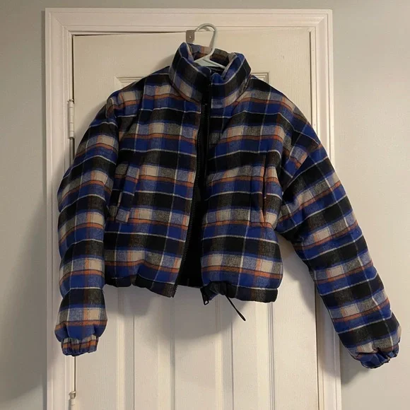 NWOT Urban Outfitters cropped puffer jacket - Picture 4 of 8